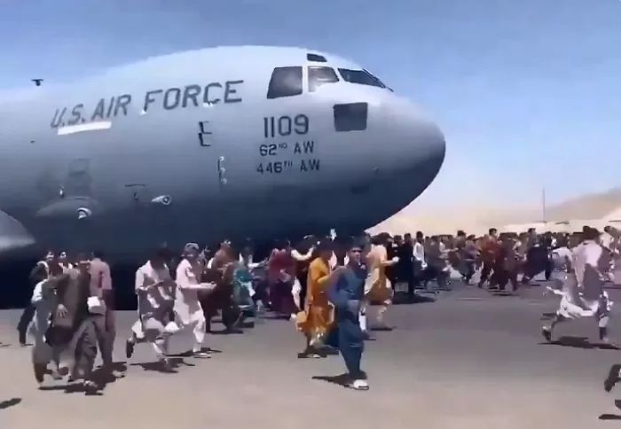 서로 살려고 밀친 어른들 때문에 카불 공항 가던 ‘2살 아기’ 압사 당해 세상 떠났다