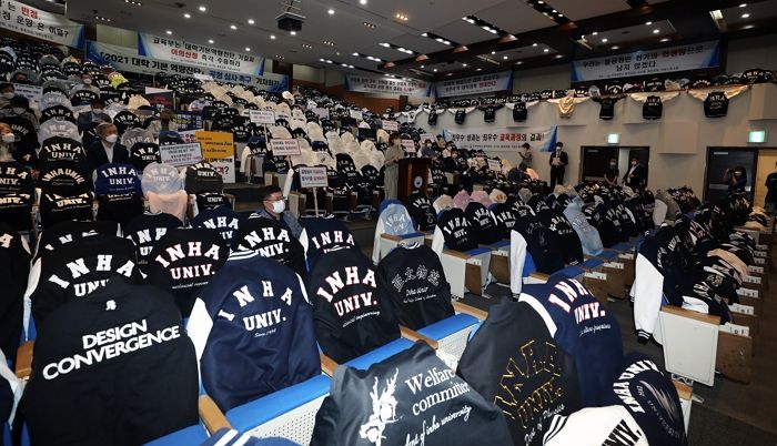 정부 지원 탈락돼 ‘부실 대학’ 낙인 찍히자 ‘과잠 시위’ 시작한 인하대생들