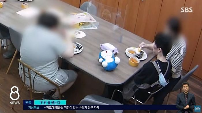 보호센터 직원이 억지로 밀어 넣은 ‘떡볶이·김밥’ 먹다가 사망한 20대 장애인 (영상)