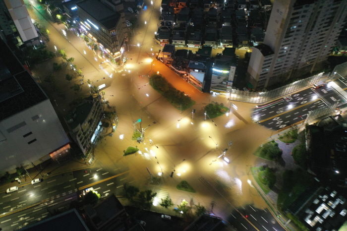 태풍 ‘오마이스’ 상륙해 밤사이 내린 폭우로 도로 침수된 부산 상황