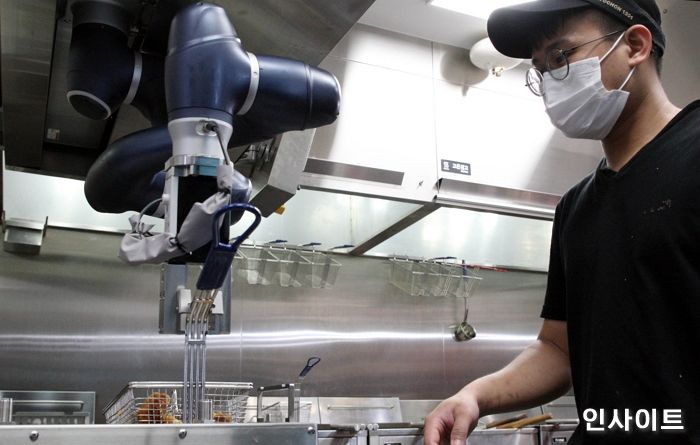 교촌치킨, 협동로봇 도입 ‘송도8공구점’ 오픈