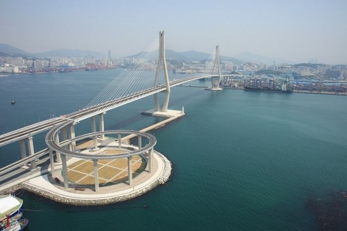 운전 고수인 버스·트럭 기사조차 멘붕 온다는 롤러코스터급 부산항대교 진입로 (영상)