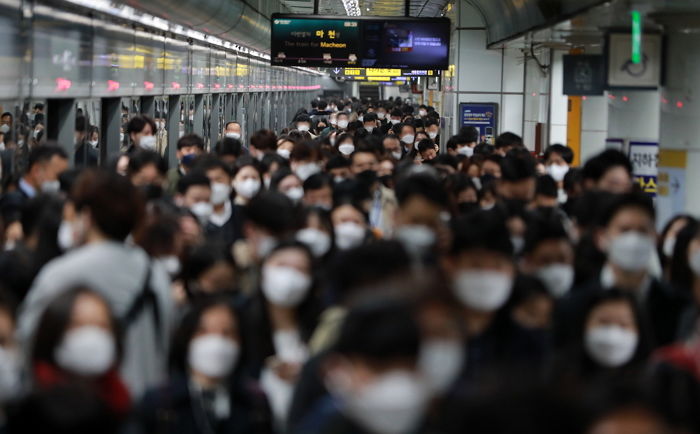 국민들이 점점 거리 두기 방침에 부정적 인식 가지는 이유