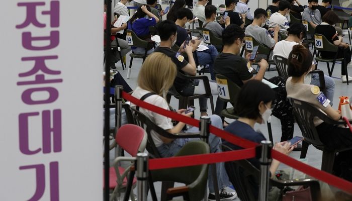 어제(24일) 국내 코로나19 확진자 2천 155명 발생...닷새 만에 2천명대