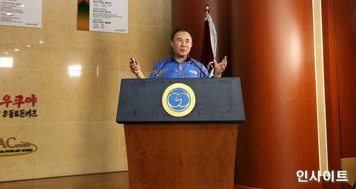 제너시스BBQ 윤홍근 회장 “열정과 간절함을 가지고 즐겁고 멋지게 도전하시길”