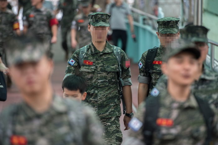 “군 장병 다음주부터 마스크 벗는다”…집단면역 실험