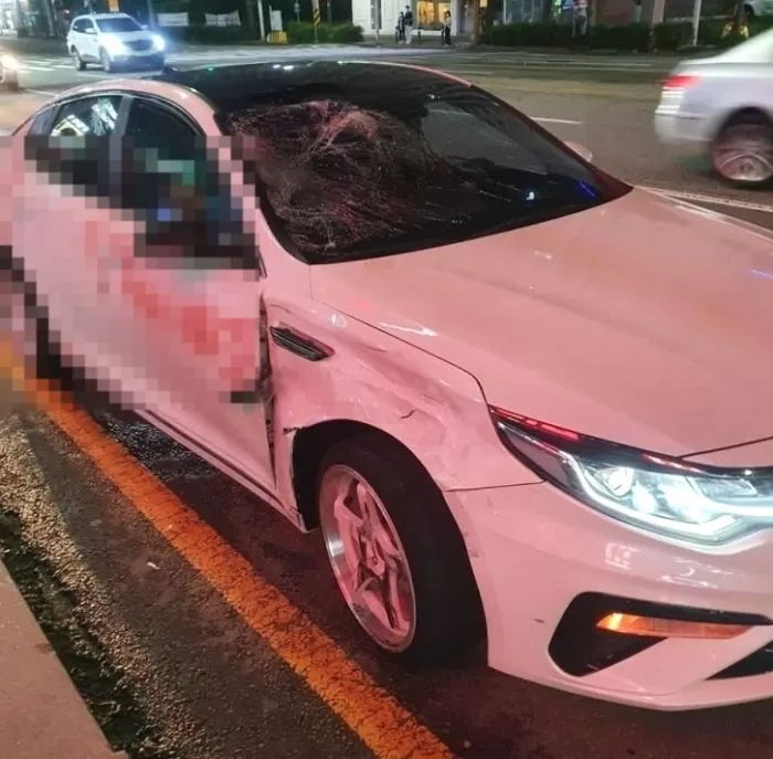 광주 사거리서 10대 운전자 오토바이와 부딪힌 K5 차주가 올린 호소글 (사고 당시 사진)