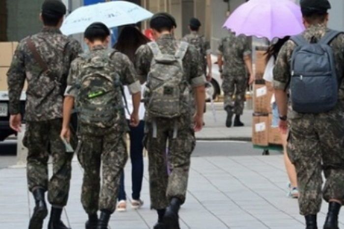 매달 적금 40만원 부으면 전역할 때 ‘1천만원’으로 불려준다는 정부 정책에 이등병들이 열받은 이유