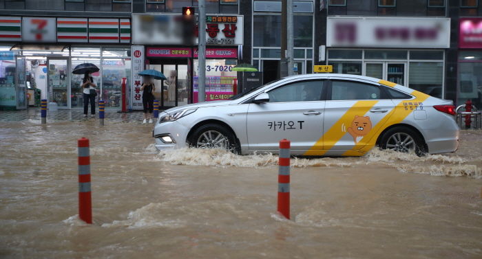 어제(25일) 폭우 쏟아져 건물 침수되고 차 둥둥 떠 다닌 부산 시내 상황 (영상)