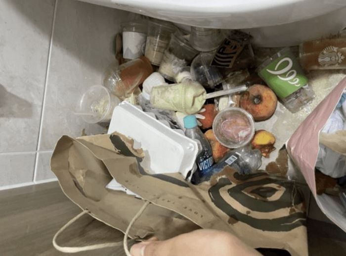 음식물쓰레기 남의 건물 화장실에 무단투기하다 현장서 붙잡힌 여성