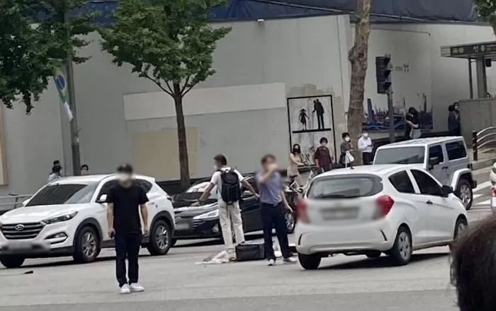 선릉역 사거리서 덤프트럭이 배달 오토바이 덮쳐...운전자 사망