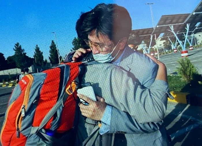“꼭 다시 데리러 오겠다”...아프간 현지 직원 남기고 떠나며 뱉었던 약속 지킨 외교관