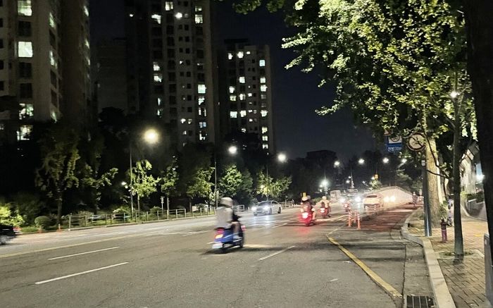 야밤에 교복 입고 ‘무면허’로 스쿠터 타며 반포대교 줄맞춰 폭주한 중학생들