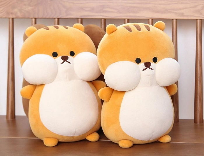 도토리 가득 물어 빵빵한 볼따구로 심장 폭행하는 다이소 ‘다람쥐 인형’