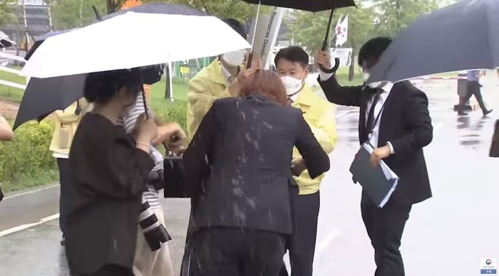 비오는 날 무릎 꿇어 법무부 차관 우산 씌워주고 힘겹게 일어서는 직원 (영상)