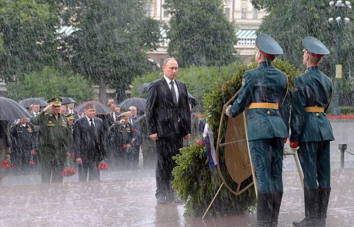 ‘무릎 꿇고 우산’ 법무부 차관 논란에 재조명된 러시아 푸틴 대통령의 사진 한 장