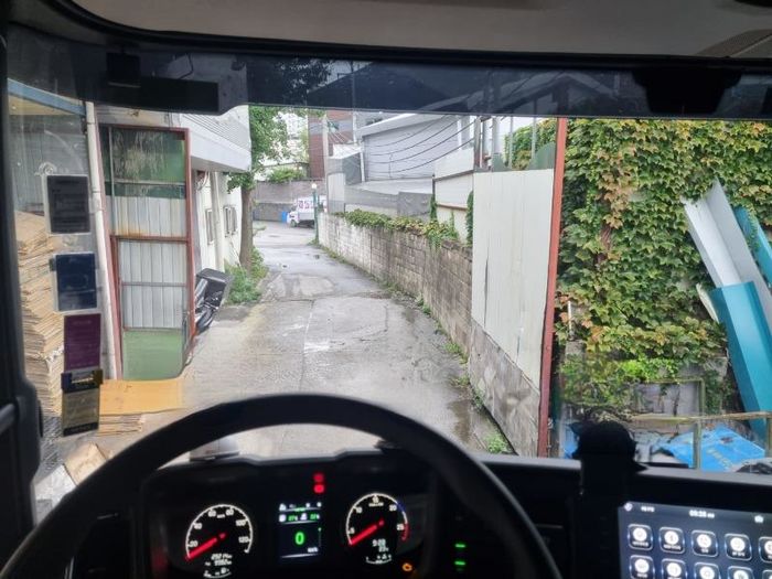 현직 화물차 기사가 실험한 대형트럭 운전석에서 절대 보이지 않는 ‘사각지대’