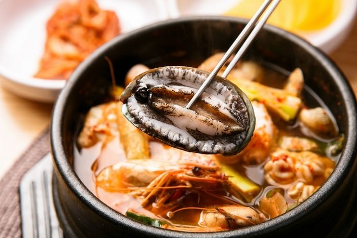 맛있게 먹기만 했던 ‘전복’은 사실 조개가 아닌 ‘눈’ 달린 OOO다