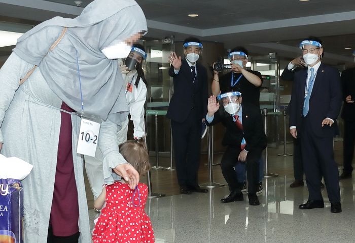 “인사하는 거 찍어줘”...법무부, 장관의 아프간 특별입국자 환영인사 촬영 강요 논란