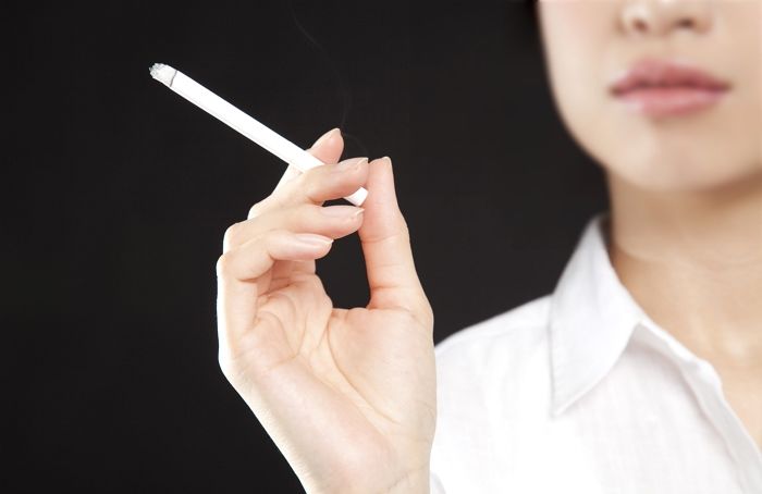 “걸리면 여자도 패요”...담배 피우고 꽁초 그냥 버리는 흡연자에 분노한 주민의 경고문