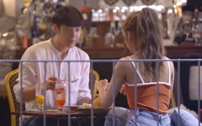 “너무 많이 먹는다”...여친이 맘스터치 ‘싸이버거 세트’ 안남기고 다 먹으니까 눈치 주는 남성