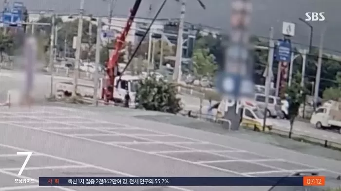 음주운전자가 쓰러트린 가로등 치우다 감전돼 의식불명 상태 빠진 40대 남성