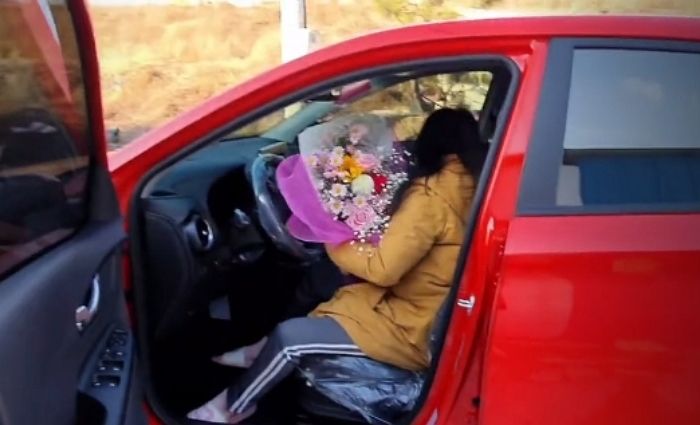 대장암 판정받은 ‘캄보디아 아내’ 항암치료 잘 이겨내라고 ‘빨간 자동차’ 선물한 남편 (영상)