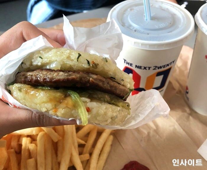 피 터지는 경쟁 뚫고 다시 먹고픈 롯데리아 레전드 버거 1위 차지한 ‘라이스버거’