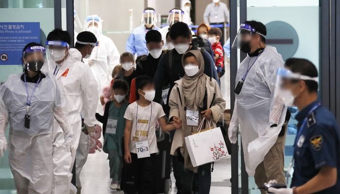 아프가니스탄 특별입국자 장기체류·취업비자...국민 10명 중 7명 “찬성”