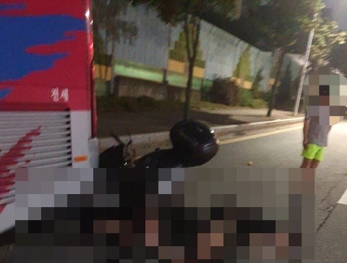 충남 천안서 헬멧 안쓰고 주차된 대형버스 들이받은 오토바이 운전자 사망