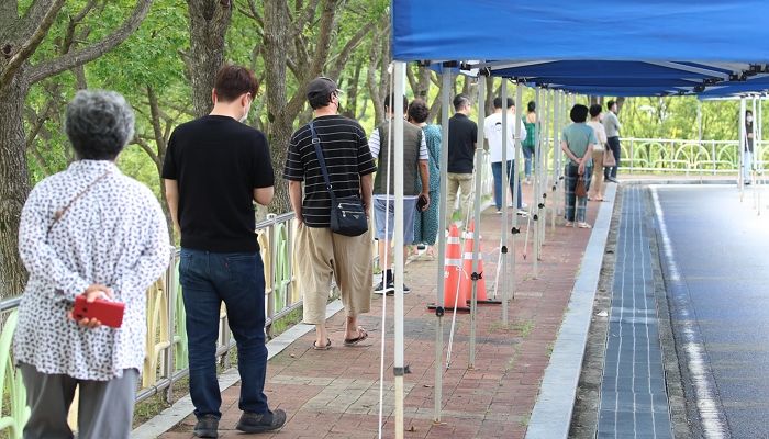 어제(30일) 코로나19 확진자 1,372명 발생...2주 만에 1,300명대