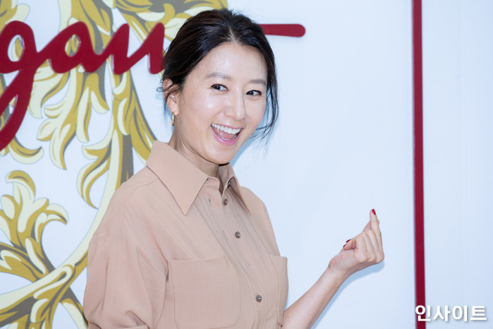 44 사이즈 유지 위해 ‘초코파이’ 한개 다 먹어본 적 없다는 김희애의 비현실적 몸매