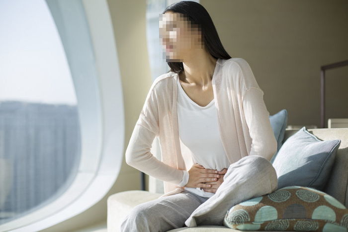 “침대 시트 젖을 정도로 하혈했다”...백신 맞고 생리 이상 증세 생겼다고 호소하는 여성들