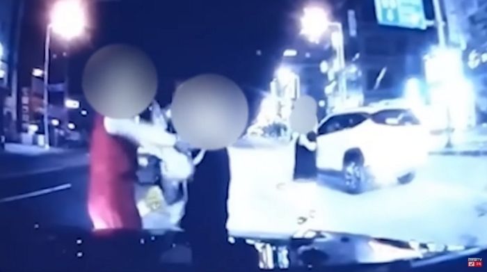 “아줌마 둘이 ‘현피’뜨는 바람에 아무 잘못 없는 제 BMW가 파손됐습니다”