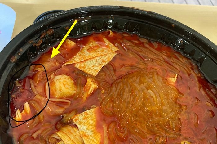 배달시킨 마라탕서 나온 ‘비닐껍질’ 붙은 게맛살...업주는 사과도 없이 리뷰 차단