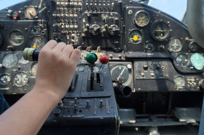 첨단 무인정찰기 1대에 2000억 주고 샀는데 조종사가 없는 한국 공군 상황