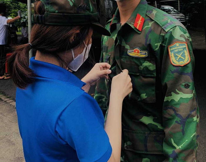 군부대 근처 백신 접종 자원봉사 갔다가 장교와 사랑에 빠져 ‘첫 남친’ 생긴 여대생