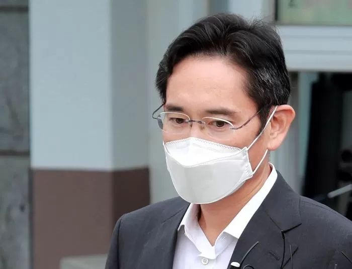 출소 후 ‘백신·반도체’ 위해 출근한 이재용 부회장, ‘취업제한’ 위반으로 고발한 시민단체