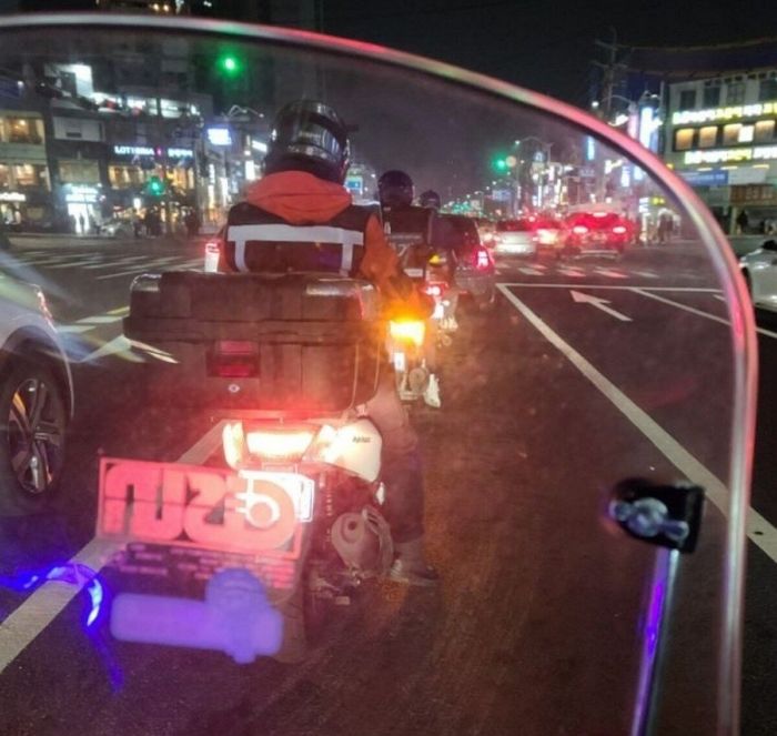 라이더들이 ‘갓길 주행’ 신고하는 사람들 보복하기 위해 공유 중인 ‘교통체증 유발 방법’