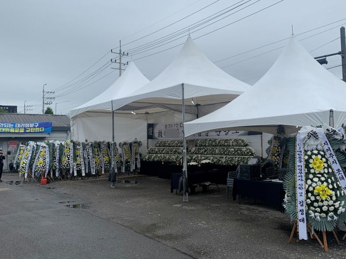 “엄마, 아빠 천사됐어? 곧 다시 태어날거야”...숨진 택배 대리점주 5살 아들이 엄마에게 한말