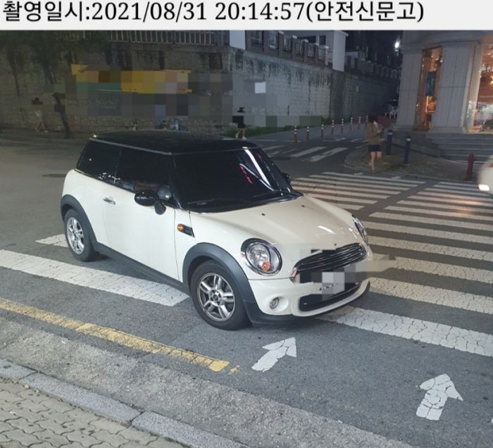 마트 간다고 횡단보도 한복판에 BMW 미니 주차하고 간 ‘빌런’ 운전자 (사진)