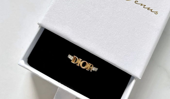 DIOR 골드 로고에 큐빅 콕콕 박혀 ‘화려+우아’ 다 잡은 46만원짜리 디올 레볼루션링