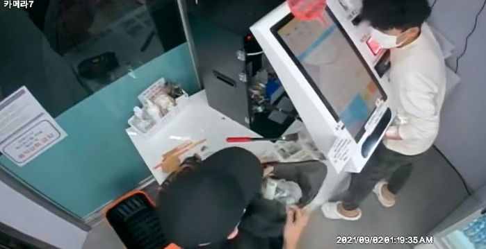 어제 새벽, 부산서 무인 아이스크림 가게 8곳 털어 400만원 훔친 남성 2명 (영상)