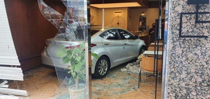 대구 20대 여성 운전자, 운전 미숙으로 카페 돌진해 가게 박살내