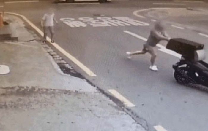 오토바이 악셀 당겨 사고 나게 만든 할아버지, ‘선의’로 도와주려다 그랬다