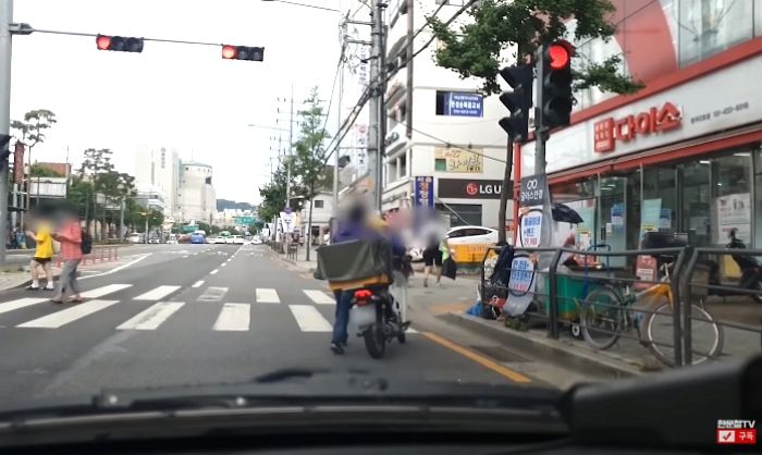 빨리 배달해야 하는데 신호 걸리자 오토바이 끌고 횡단보도 건넌 배달원 (영상)