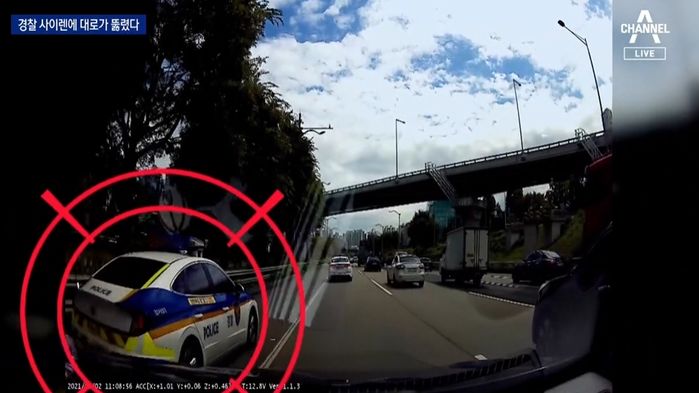 꽉 막힌 도로서 목숨 위험한 ‘희귀병 소년’ 구하려 앞장서 길 터준 경찰차 (영상)