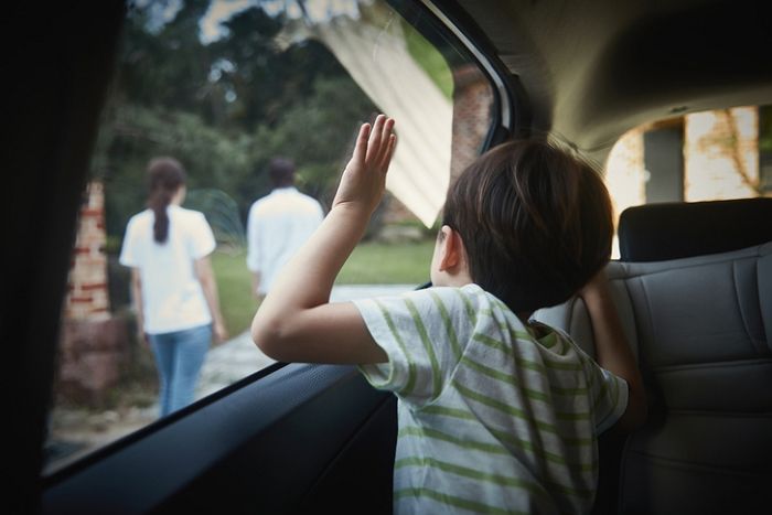 부모 잠시 자리 비운 사이 4살 아이 ‘창문’에 껴 ‘의식 불명’