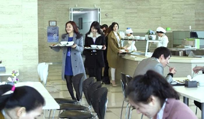 “점심 진수성찬 차려주는 회사 vs 군대 식단+월급 13만원 더 주는 회사”...당신의 선택은?