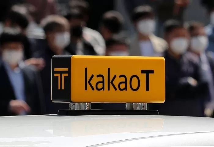 ‘UT·타다’ 로고 붙인 택시 ‘카카오 호출’ 못 받게 막아버린 카카오T